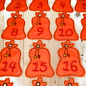 Preview: 24 Adventskalenderzahlen als Anhänger Geschenkesack orange
