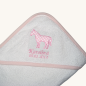 Preview: Baby-Kapuzenbadetuch mit Pony-Applikation, Name und Datum bestickt