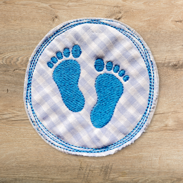 Stickdatei Babyfüße im Doodle-Rahmen Button für den 10x10cm Stickrahmen