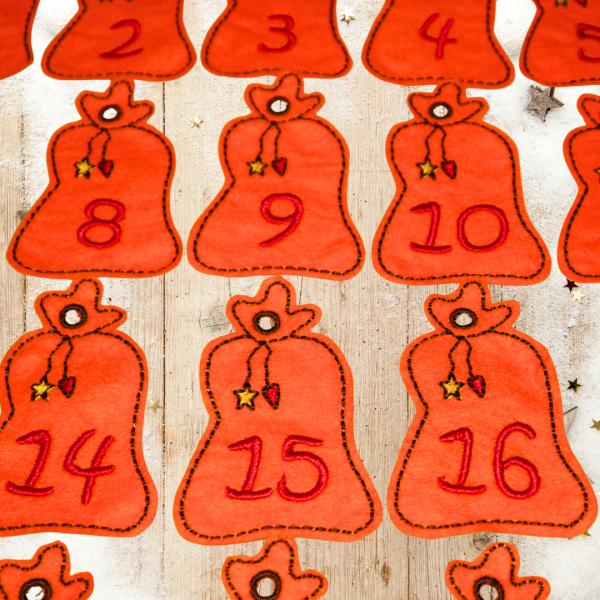 Preview: 24 Adventskalenderzahlen als Anhänger Geschenkesack orange