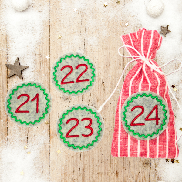 Preview: Wollfilz 24 Adventskalenderzahlen runde Button rote Zahlen auf grauem Wollfilz