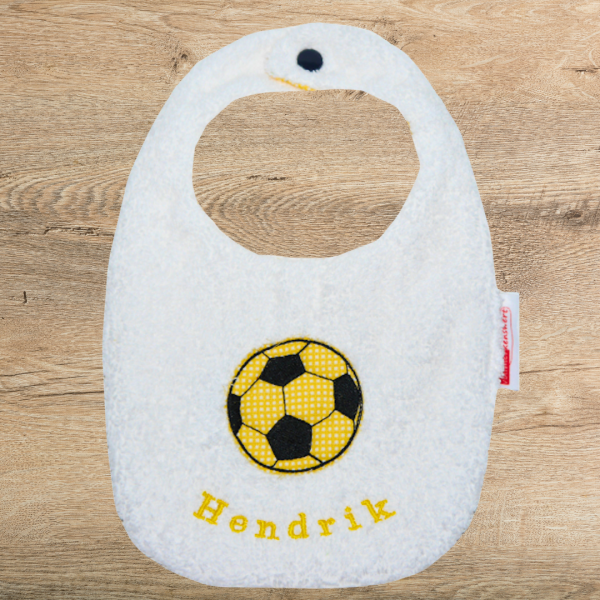 Preview: ITH-Stickdatei Lätzchen mit Fußball im Doodle-Style für den 18x30er Stickrahmen