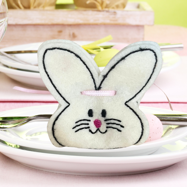 Preview: Rückseite ITH-Stickdatei Geschenkverpackung Hase für 13x18 cm Stickrahmen