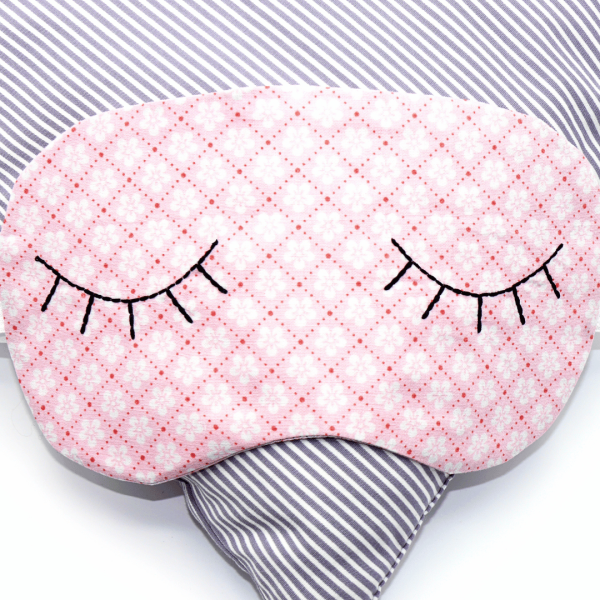 Preview: Stickdatei ITH Schlafmaske Augenkissen mit Wimpern bestickt für 16x26 cm Stickrahmen
