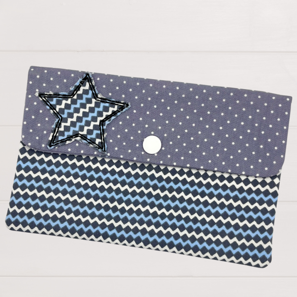 Kosmetiktasche mit Stern als Doodle-Symbol bestickt mit Druckknopf