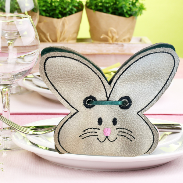 Preview: Rückseite ITH-Stickdatei Geschenkverpackung Hase für 16x26 cm Stickrahmen