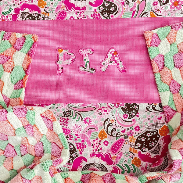 Personalisierte Babydecke mit großer Namensapplikation aus Baumwolle und Fleece