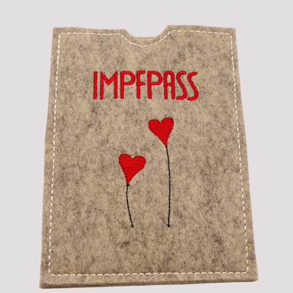 Impfpasshülle aus Wollfilz bestickt mit Herzen am Stiel