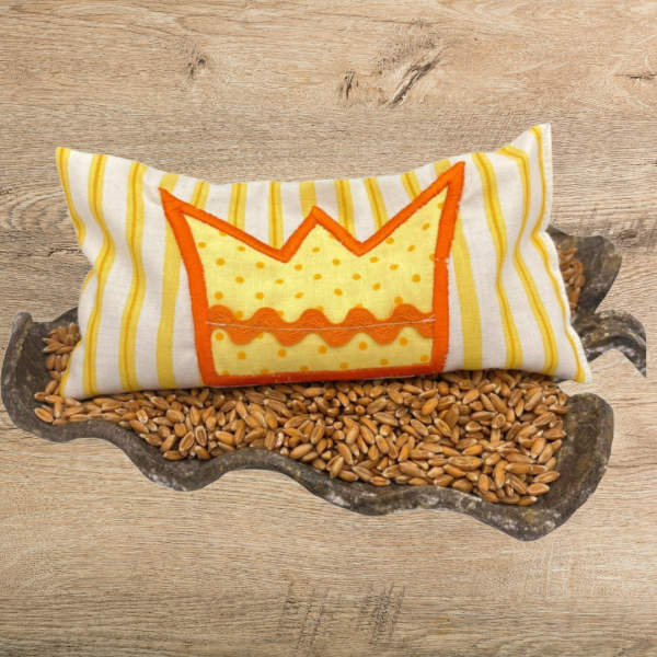 kleines Körnerkissen mit Krone bestickt