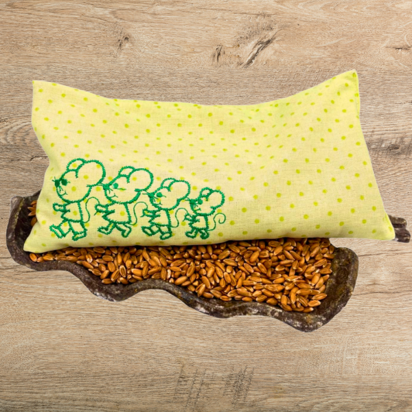 kleines Körnerkissen mit Mäusen bestickt