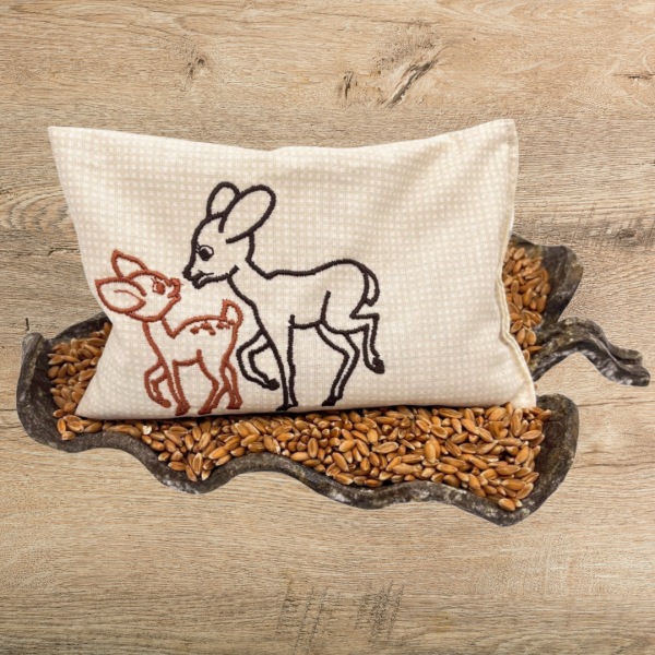kleines Körnerkissen mit Rehen bestickt