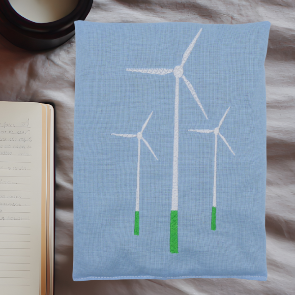 Preview: Körnerkissen Windpark bestickt mit Windrädern Baumwolle, hellblau -sofort lieferbar-