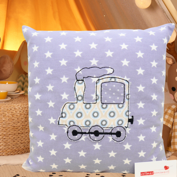 kleines Kissen 20x20 cm mit Lok als Doodle-Applikation -mit Wunschname möglich- bestickt