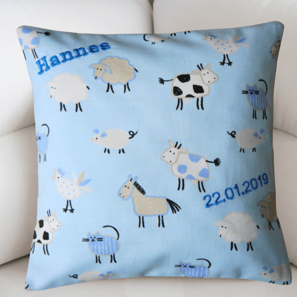 Preview: kleines Kissen 20x20 cm mit Name und Datum bestickt