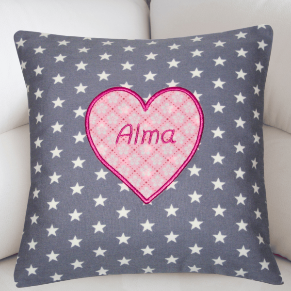 Kissen 20x20 cm mit Herzapplikation und Name bestickt