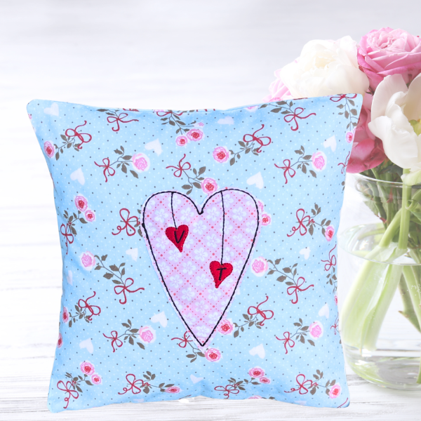 kleines Kissen 20x20 cm mit Doodle-Herz-Applikation und Anfangsbuchstaben bestickt