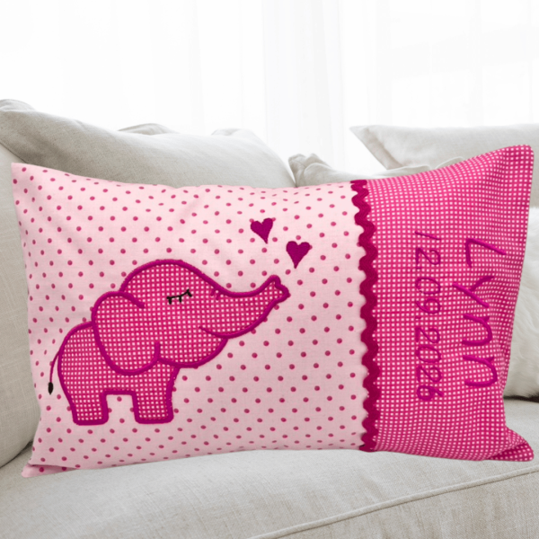 kleines Kissen mit Name und Datum bestickt 20x30cm