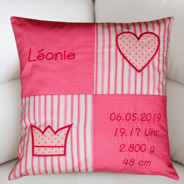 Preview: Kissenhülle mit Name + Datum + Herz + Krone bestickt 40x40 cm -rosa-