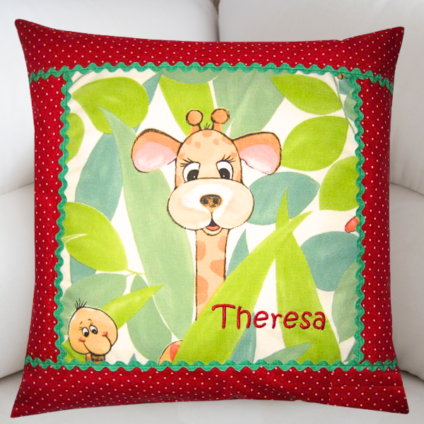 Personalisiertes Namenskissen aus Baumwolle 40 × 40 cm mit niedlichem Affen-, Löwen oder Giraffenmotiv, rotem gepunktetem Rand, grüner Zackenlitze und individueller Bestickung mit Wunschname – handgefertigtes Kinderkissen.