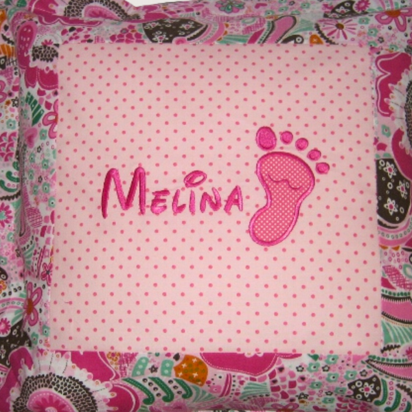 Namenskissen-Hülle mit Fußabdruck und dem Namen "Melina"