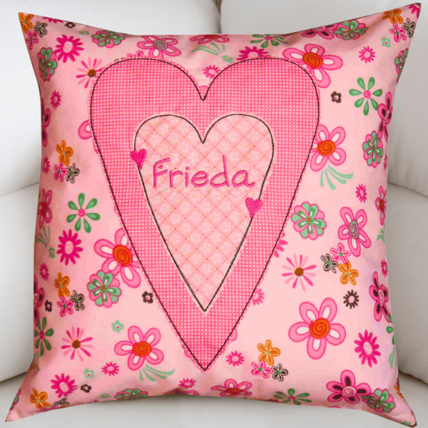 Namenskissen-Hülle mit Doodle-Herz-Applikation und Name bestickt 40x40 cm