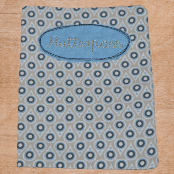 Mutterpasshülle bestickt mit Doodle-Button und Schriftzug 