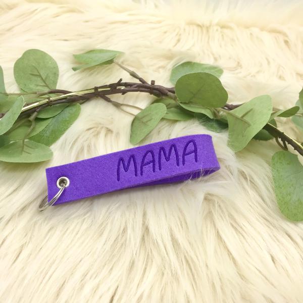 Schlüsselanhänger aus Wollfilz bestickt MAMA, lila