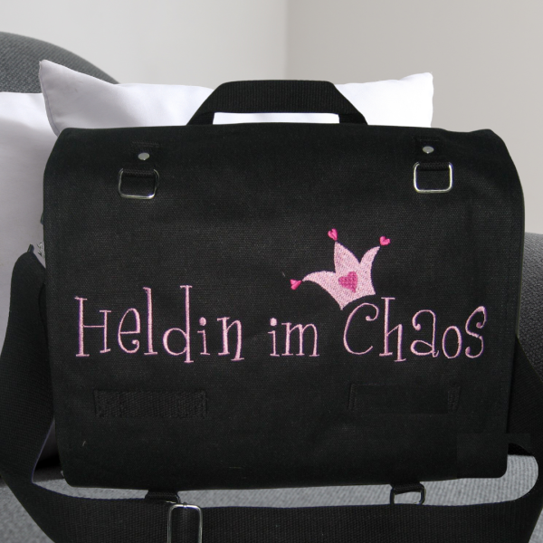 Heldin im Chaos große schwarze Canvastasche -Ausstellungsstück-