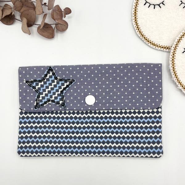 Kosmetiktasche mit Stern als Doodle-Symbol bestickt mit Druckknopf