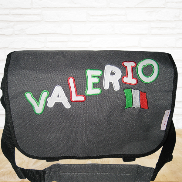 große Tasche mit Wunschmotiv und Name bestickt für Schule, Uni, als Wickeltasche oder Hundekramtasche -personalisiert- grau