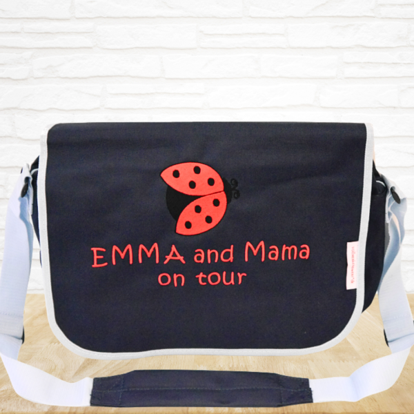 große Tasche mit Wunschmotiv und Name bestickt für Schule, Uni, als Wickeltasche oder Hundekramtasche -personalisiert- blau