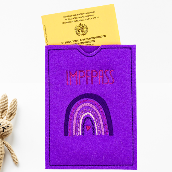 Preview: Impfpasshülle aus Wollfilz bestickt mit Regenbogen -sofort lieferbar-