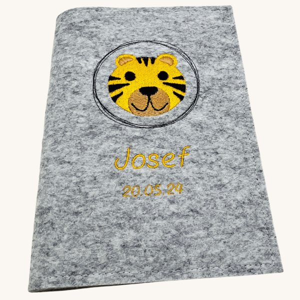 Preview: U-Hefthülle aus 100% Wollfilz bestickt mit Stickmotiv, Name und Datum -personalisiert-