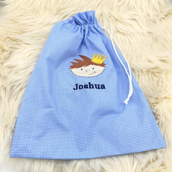 Wäschebeutel mit dem Stickmotiv "Prinz" und dem Namen Joshua bestickt