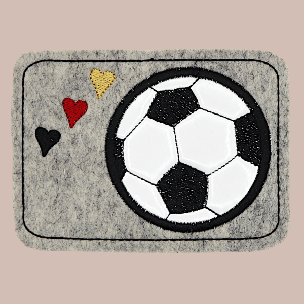 Untersetzer / MugRug aus Wollfilz "Fußball-Liebe" grau  bestickt mit Fußball-Applikation