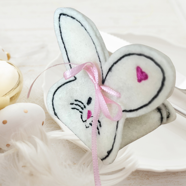 Seitlich ITH-Stickdatei Geschenkverpackung Hase für 13x18 cm Stickrahmen