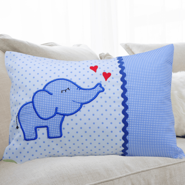 Kissen 20x30 cm mit Wunschmotiv und Wunschname bestickt (Beispiel: Elefant)