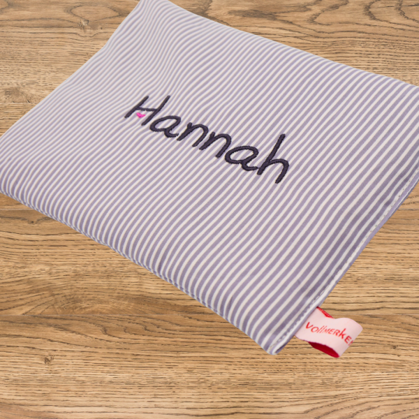 Körnerkissen bestickt "Hannah" Schriftart Herz mit Herzen, dunkelgrau