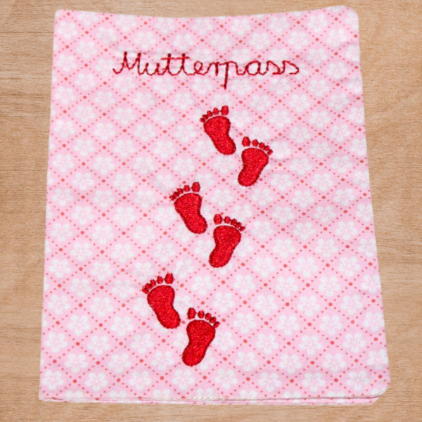 Mutterpasshülle bestickt mit Fußspuren und Schriftzug "Mutterpass" -sofort lieferbar -
