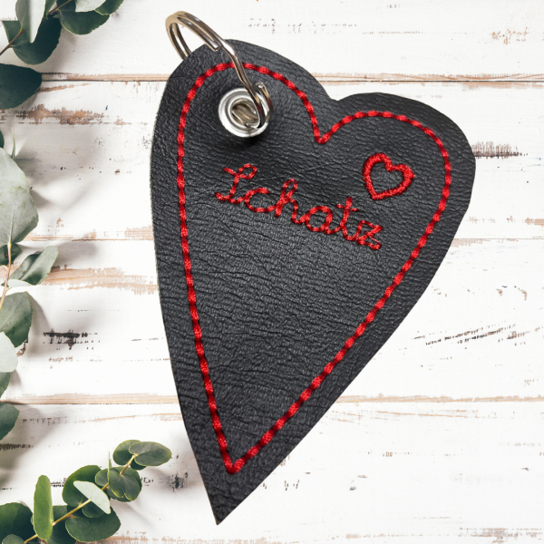 Schlüsselanhänger Herz mit Schatz und Herz bestickt
