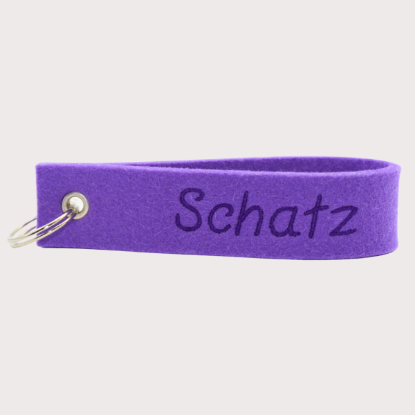 Schlüsselanhänger aus Wollfilz bestickt "Schatz", lila