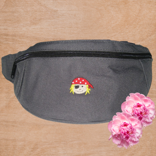 Gürteltasche grau bestickt Piratin
