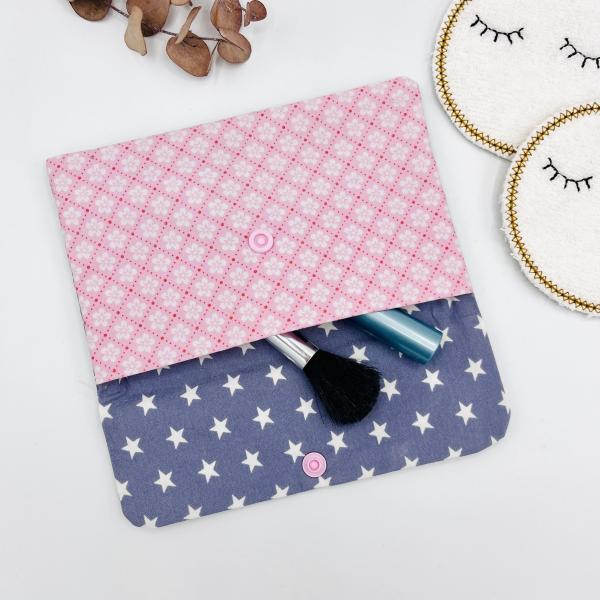 Kosmetiktasche mit Krone als Doodle-Symbol bestickt mit Druckknopf