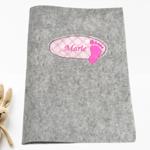 U-Hefthülle aus 100% Wollfilz bestickt mit Stickmotiv, Name und Datum -personalisiert-