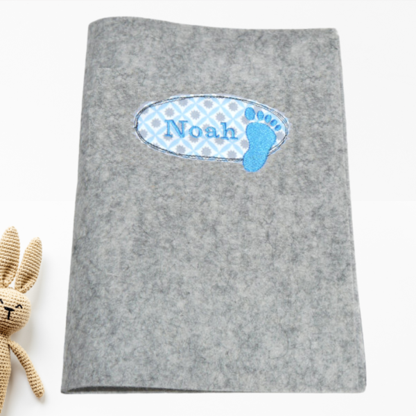 U-Hefthülle aus 100% Wollfilz bestickt mit Stickmotiv, Name und Datum -personalisiert-