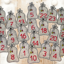24 Adventskalenderzahlen als Anhänger aus Wollfilz grau / Geschenkesack