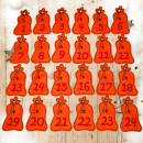 24 Adventskalenderzahlen als Anhänger Geschenkesack orange