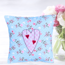 kleines Kissen 20x20 cm mit Doodle-Herz-Applikation und Anfangsbuchstaben bestickt