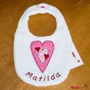 ITH-Stickdatei Lätzchen mit Herz im Doodle-Style für den 18x30er Stickrahmen S091-06