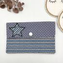 Kosmetiktasche mit Stern als Doodle-Symbol bestickt mit Druckknopf